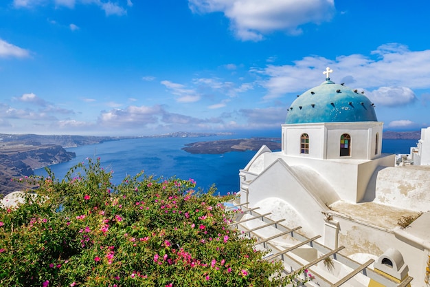 美しいイアの町サントリーニ島、ギリシャ。有名な旅行休暇先の白い建築