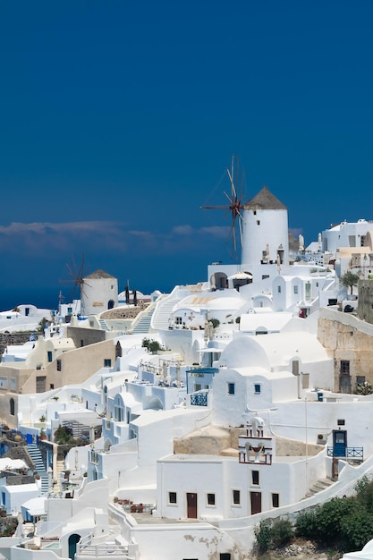 Bella città di oia sull'isola di santorini, in grecia. architettura bianca tradizionale e greco-ortodosso cap