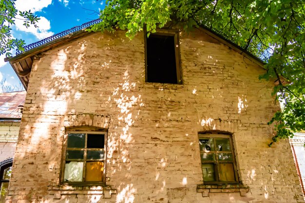 空の上の野草の古い放棄された建物の農家で構成される自然の背景写真の田舎の美しい古い放棄された建物の農家