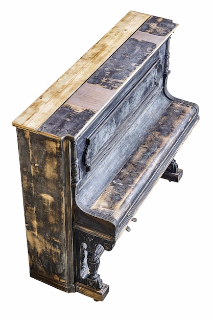 Foto bellissimo pianoforte antico con disegno ornamentale in legno su sfondo bianco prima del restauro