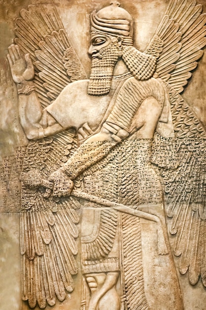 Foto bellissimo bassorilievo antico che raffigura un uomo con le ali