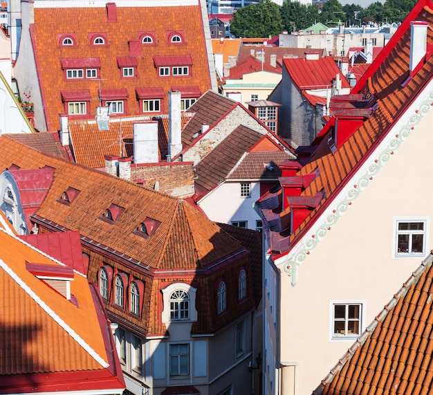 Красивый старый город таллинна в эстонии