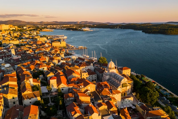 일몰 크로아티아 시베니크(Sibenik)의 아름다운 구시가지 시내 중심가의 공중 전망