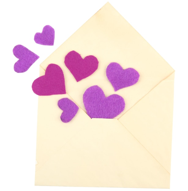 Фото Красивый старый конверт с декоративными сердечками, изолированный на белом