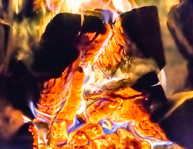 建物の部屋を暖房するための光の炎の火を持つ美しい古い暖炉