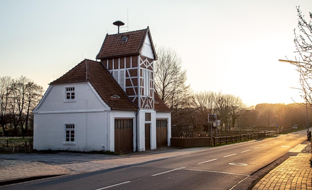 日没時の道路沿いの美しい古いドイツの家