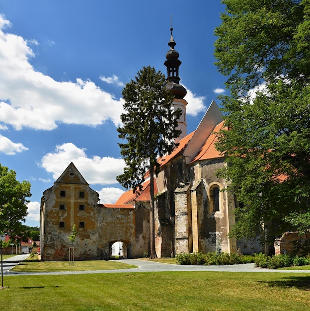 Красивый старинный особняк с замковым садом Ославаны Чехия