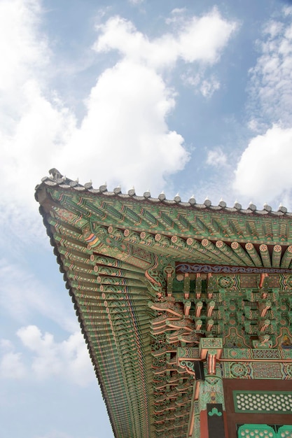 Красивый старый дворец с голубым небом в Корее