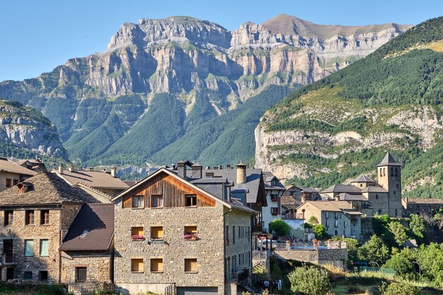 Photo the beautiful old village of torla in the ordesa national park in the spanisch pyrenees