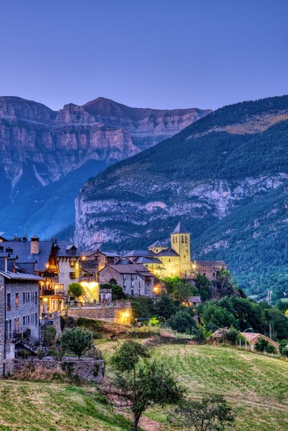 Photo the beautiful old village of torla in the spanisch pyrenees at night