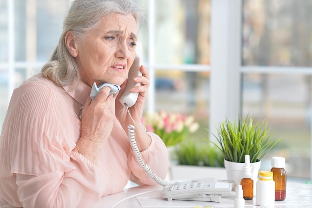 Photo beautiful old woman taking pills