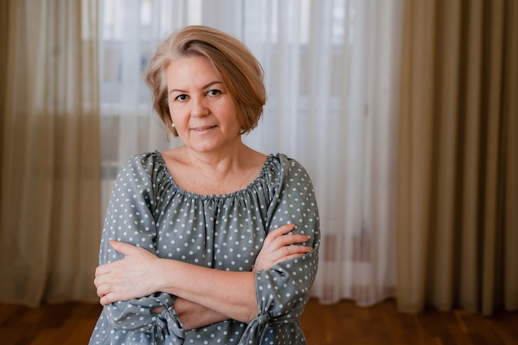 Красивая пожилая дама сидит дома, портрет крупным планом. Уход и уход на пенсии.