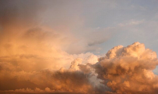 空に美しいオレンジ色の雲