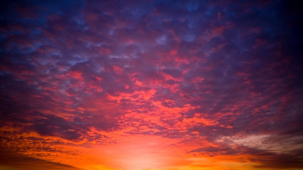 Красивое оранжевое и фиолетовое небо на закате