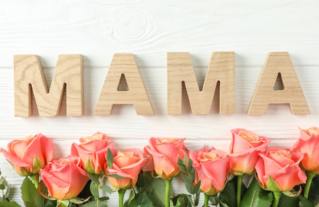 Photo beautiful orange roses and inscription mama