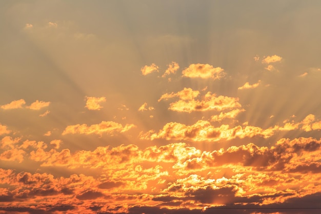 Bellissimo cielo arancione all'alba. sfondo naturale