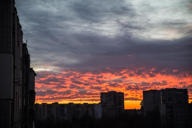 Bella alba arancione. vista dalla finestra sul paesaggio urbano