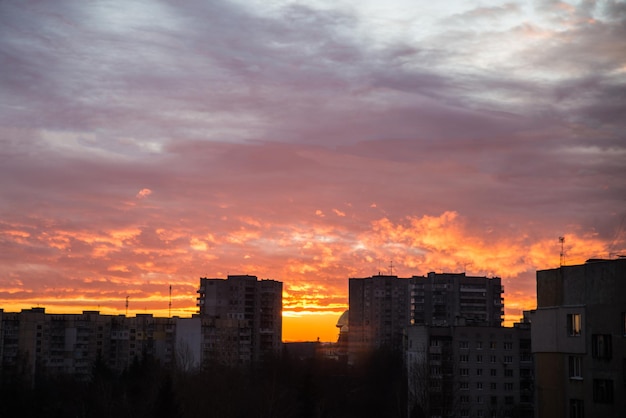 Красивый оранжевый восход солнца. вид из окна на городской пейзаж
