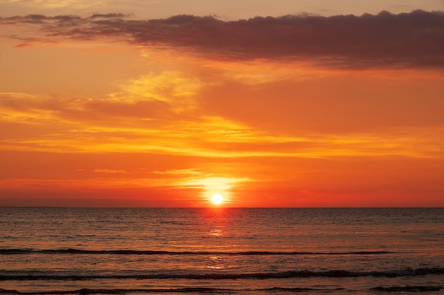 海に沈む美しいオレンジ色の夕日