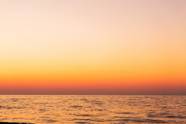 海の上に美しいオレンジ色の夕日。夕方の風景