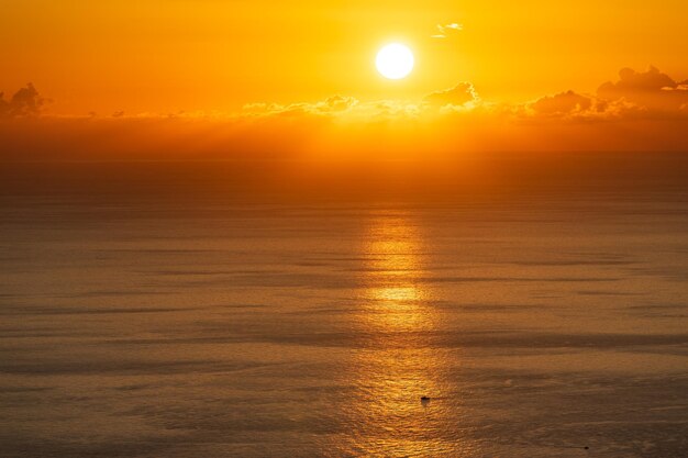 海の上の美しいオレンジ色の夕暮れ