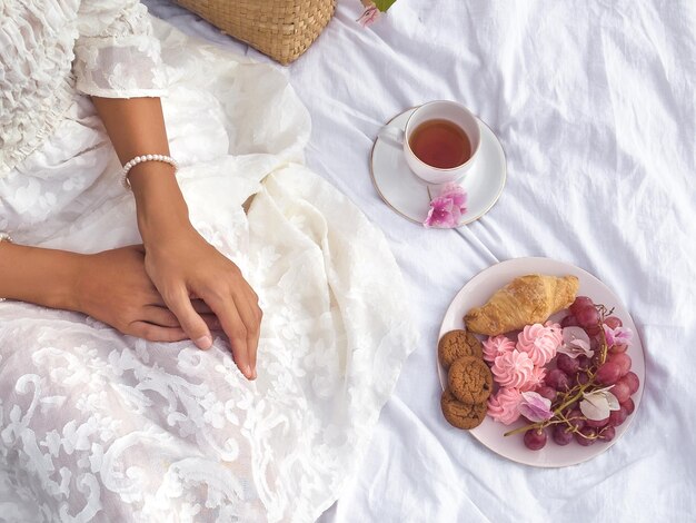 Beautiful Outdoor Bridal Picnic in Retro Style