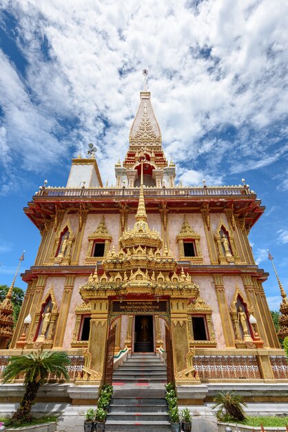 Красивая пагода в храме Ват Чалонг или храме Ват Чайтарарам, известные достопримечательности и места поклонения в провинции Пхукет, Таиланд
