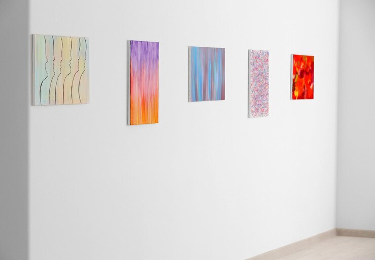 Photo アート ギャラリーの白い壁に美しい絵画