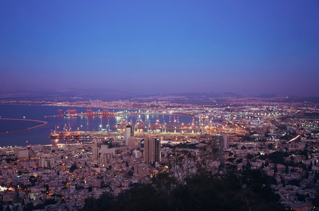 마운트 카멜 루이스 프롬나드 이스라엘(Mount Carmel Louis Promenade Israel)에서 일몰을 볼 수 있는 저녁 도시 하이파(Haifa)의 아름다운 파노라마