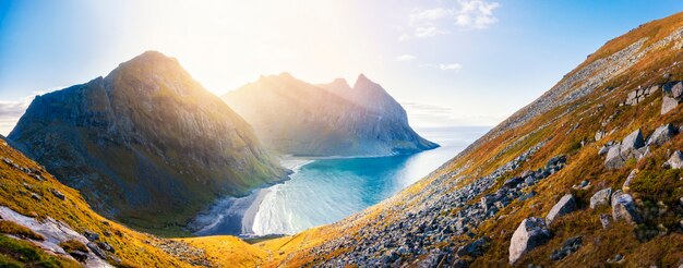 ロフォーテン諸島、ノルウェーの夕暮れ時の美しいパノラマクヴァルヴィカビーチ