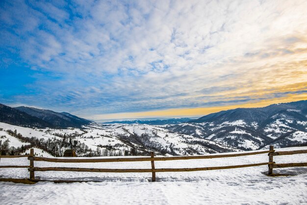 雪に覆われ、ハイキングコースに分かれた山脈の美しいパノラマ