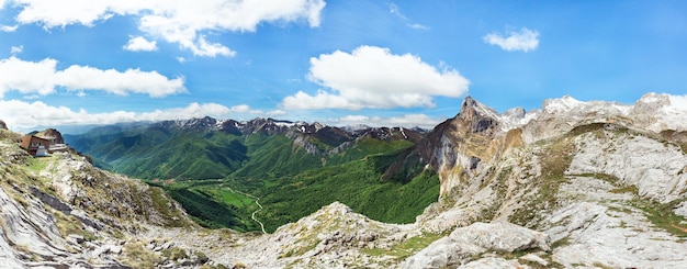 Красивая панорама Пикос-де-Эуропа в Испании