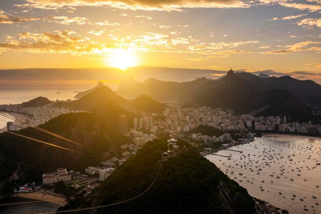 Foto bellissimo panorama di rio de janeiro al crepuscolo brasile sugarloaf mountain e botafogo bay