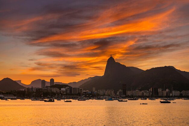 Красивая панорама Рио-де-Жанейро в сумерках Бразилии
