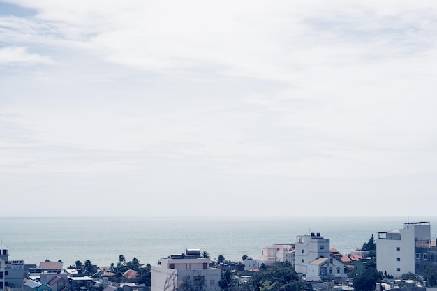 Красивая панорама приморского города вид реальный природный пейзаж фото фон крыши море сливается горизонт горизонт спокойная мирная жизнь романтика бледно-голубой белый серый яркая рамка виньетка еще запас