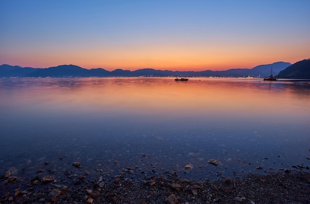 터키 마르마리스(Marmaris Turkey)의 보트 요트 요트와 만의 아름다운 탁 트인 공중 전망