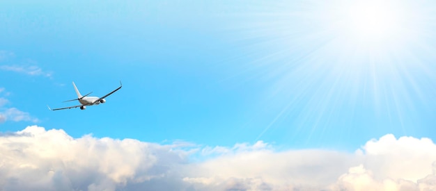 Красивый панорамный фон с летающим самолетом в голубом небе Пассажирский самолет с выпущенным шасси взлетает в небо Концепция путешествия