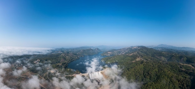 태국 치앙라이(Chiang rai Thailand)의 아름다운 전경을 조망할 수 있는 매 수아이 댐(Mae suai dam) 또는 저수지 푸른 하늘 배경