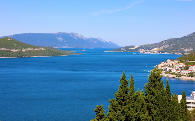 Bella vista panoramica del mare adriatico dalla città di neum in bosnia ed erzegovina, europa