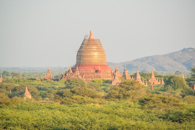 Photo a beautiful panoramic view of bagan city in myanmar