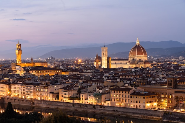 밤에 미켈란젤로 광장(Piazza Michelangelo)에서 산타 마리아 델 피오레 대성당(Cathedral of Santa Maria del Fiore)의 아름다운 전경