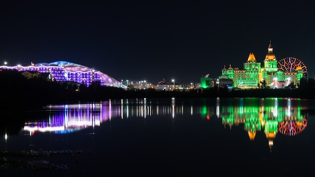 ロシア、ソチのオリンピック公園で夜に照らされたホテル「ボガティーリ」、「シリウス」の美しいパノラマビュー。