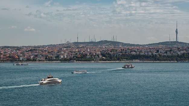 Bella vista panoramica di istanbul in una giornata limpida nave in mare