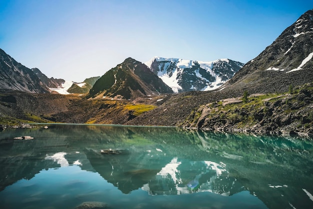 Splendida vista panoramica sul lago di montagna kucherla e catena montuosa parco nazionale di belukha repubblica di altai siberia russia lago verde e lago blu sopra il lago kucherla