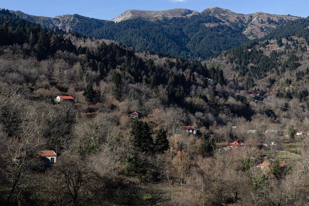 Photo beautiful panoramic view of the mountains and a small village greece epirus on a sunny winter day