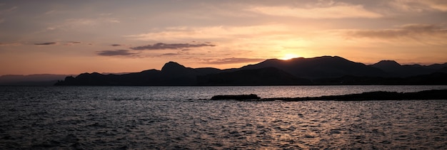 Красивый панорамный вид на морское побережье во время заката.