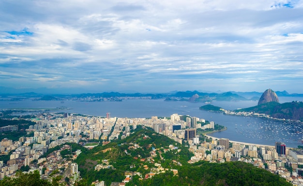 Bella vista panoramica del pan di zucchero e della baia di botafogo