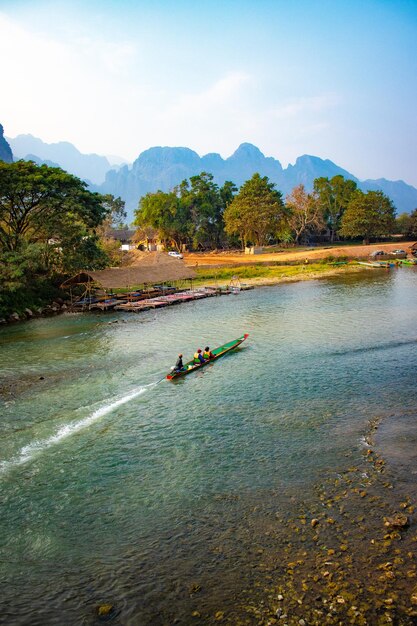 Красивый панорамный вид на город Вангвианг, расположенный в Лаосе