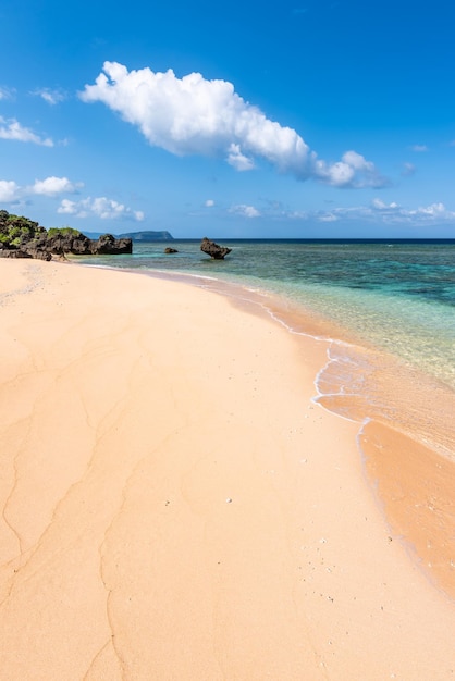 Splendida spiaggia paradisiaca mare turchese con onde dolci su sabbia chiara