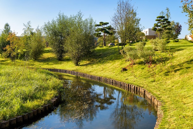 近代的な町の美しい公園